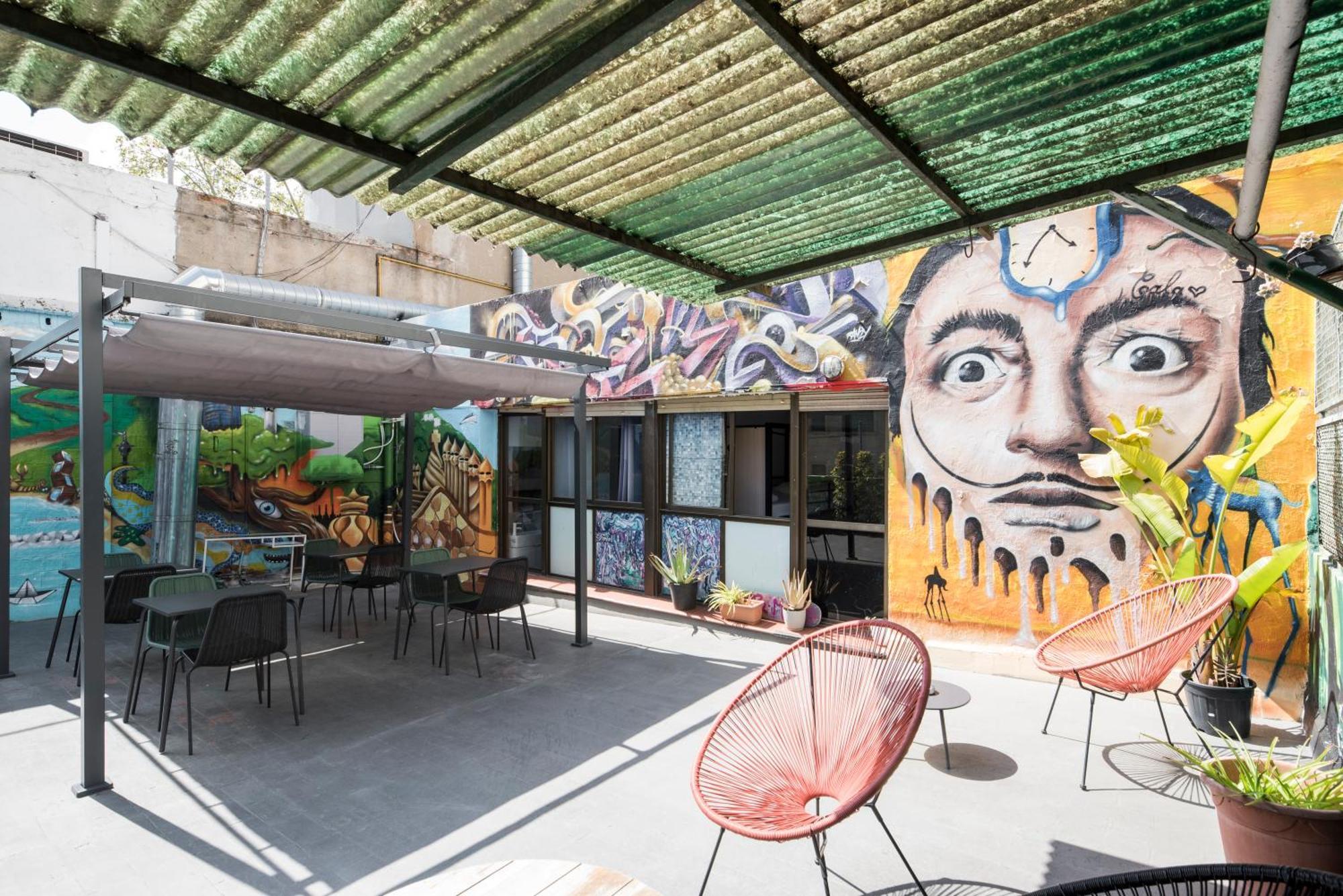 Hostal No Limit Graffiti Barcelona
