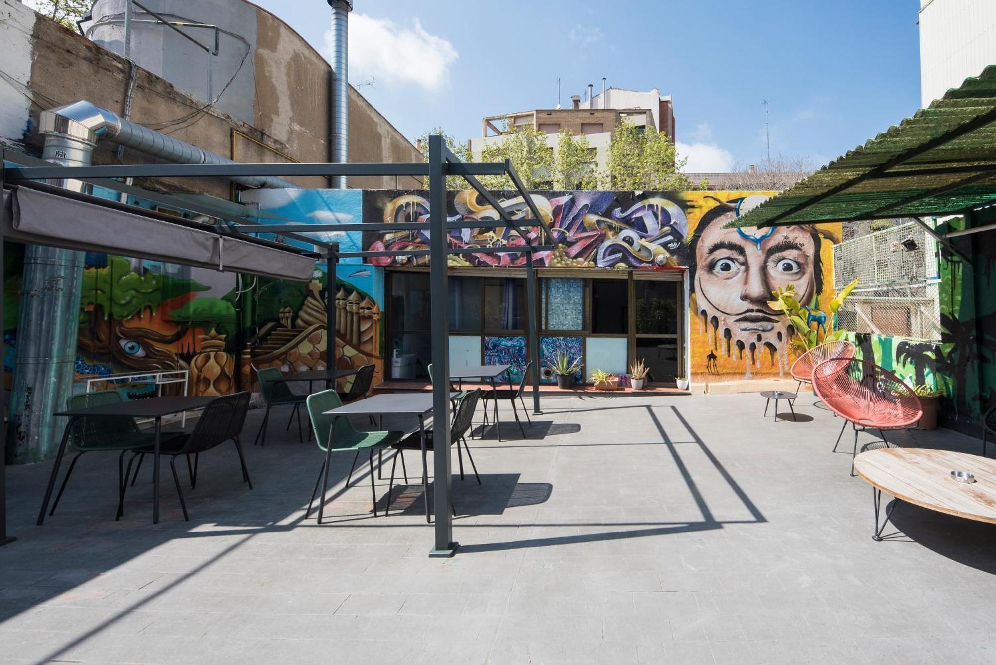 Hostal No Limit Graffiti