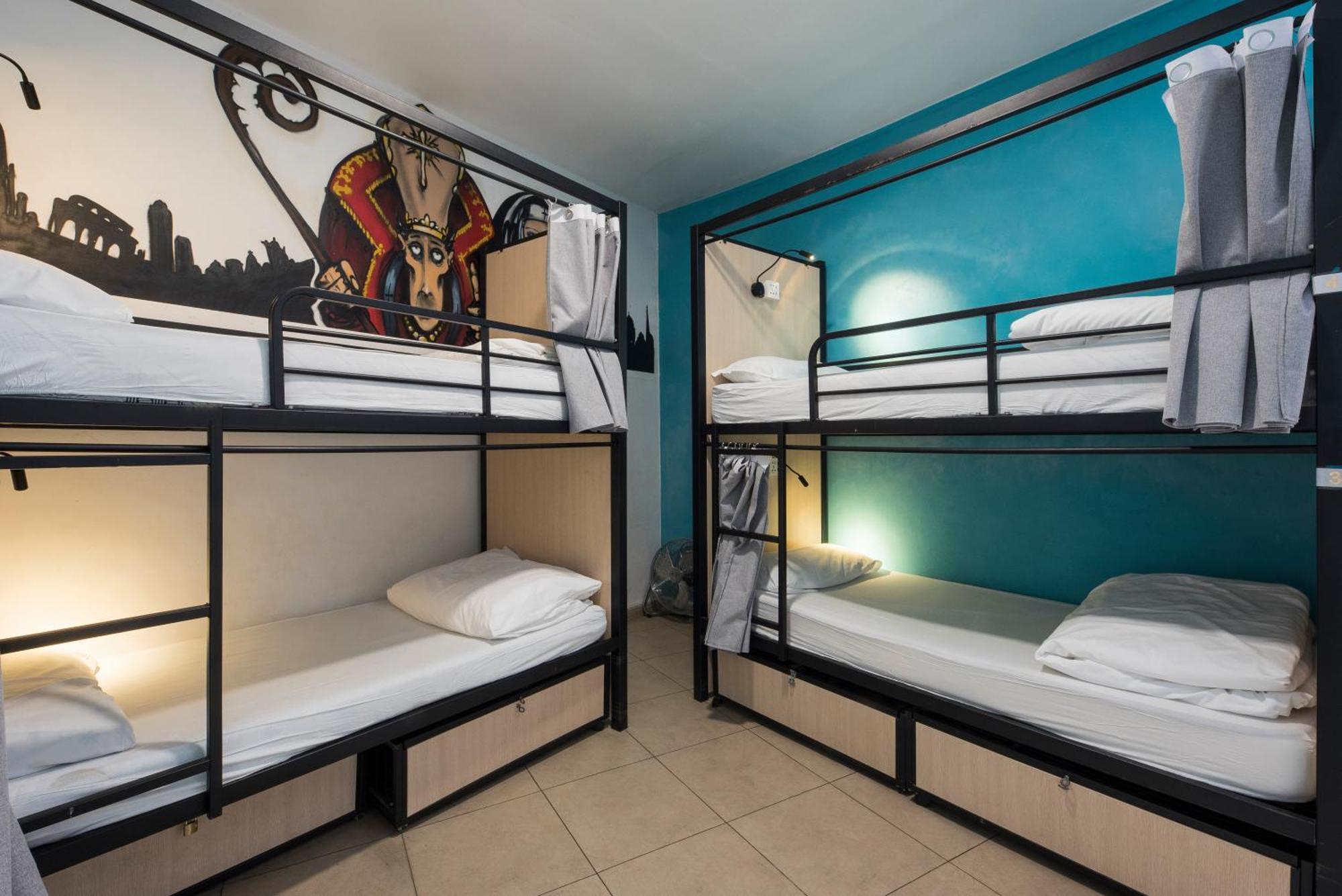 Hostal No Limit Graffiti Barcelona