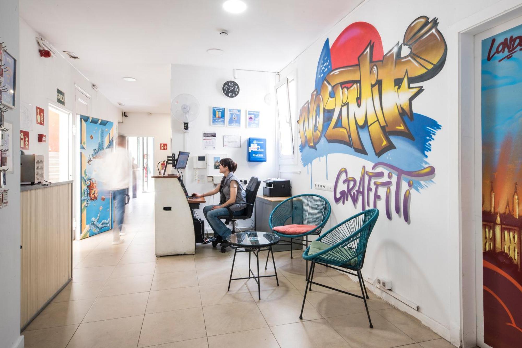 No Limit Graffiti Hostal Barcelona