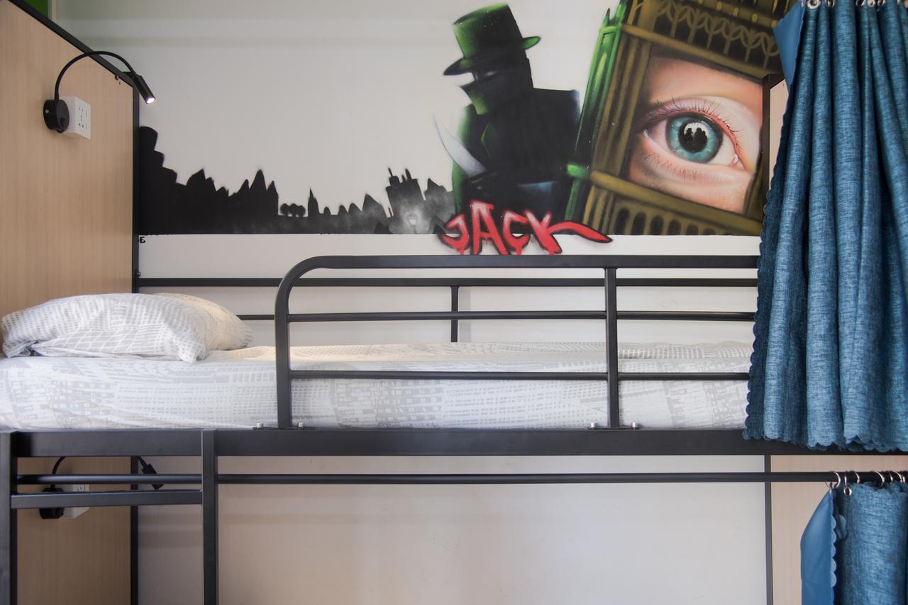 Hostal No Limit Graffiti Barcelona